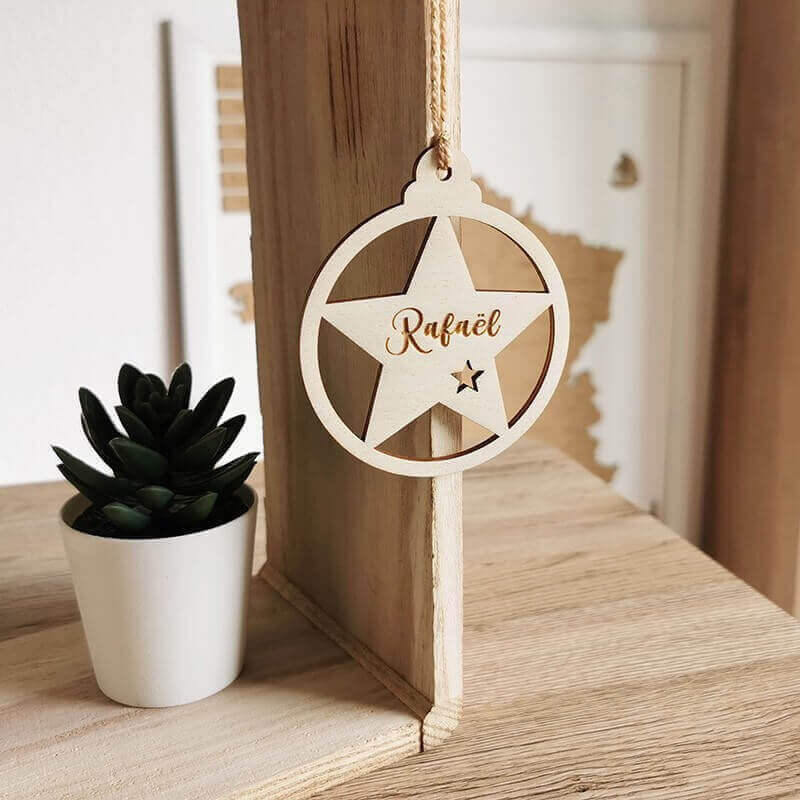 Boule de Noël en bois étoile gravée avec cordelette