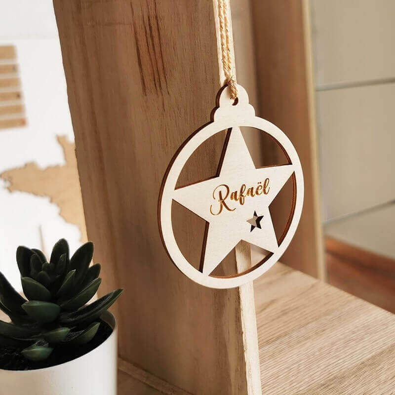 Boule de Noël étoile en bois avec cordon