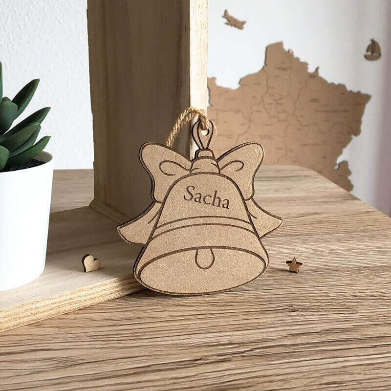 Boule de noël artisanale cloche en bois personnalisable