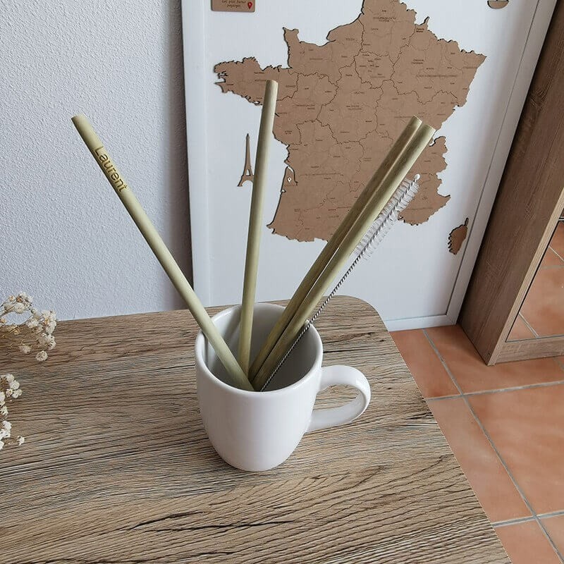 Ensemble de quatres pailles en bois dans un mug blanc