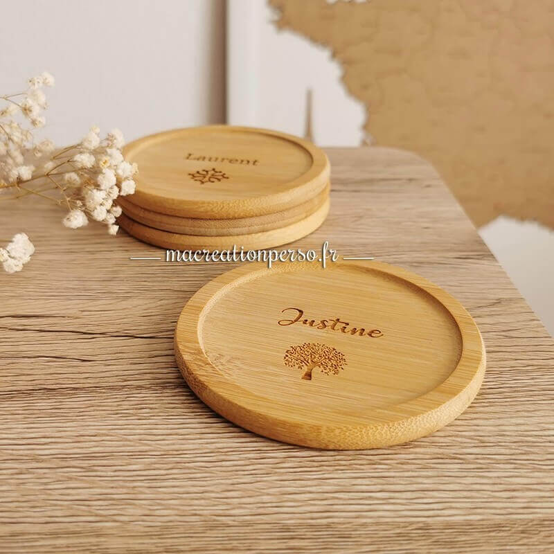 Dessous de verre en bois sur une étagère