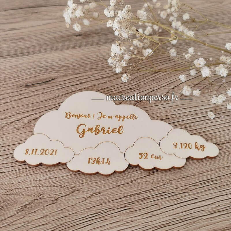 Carte annonce bois en forme de nuage avec informations de naissance 