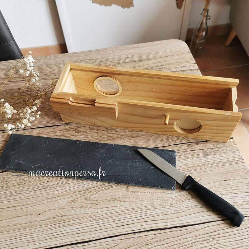 Intérieur de la cave à saucisson avec son couteau