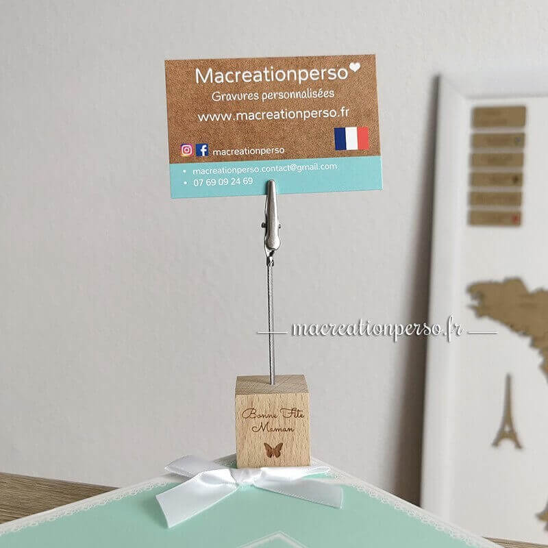 Porte photo sur pied cube bois personnalisé avec accroche pince