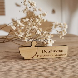Badge préparatrice en pharmacie bois personnalisé  prénom Dominique 