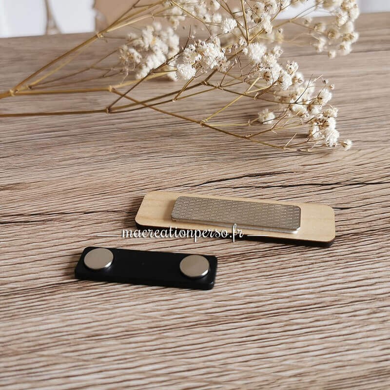 Coté intérieur aimant du badge en bois hôpital personnalisable