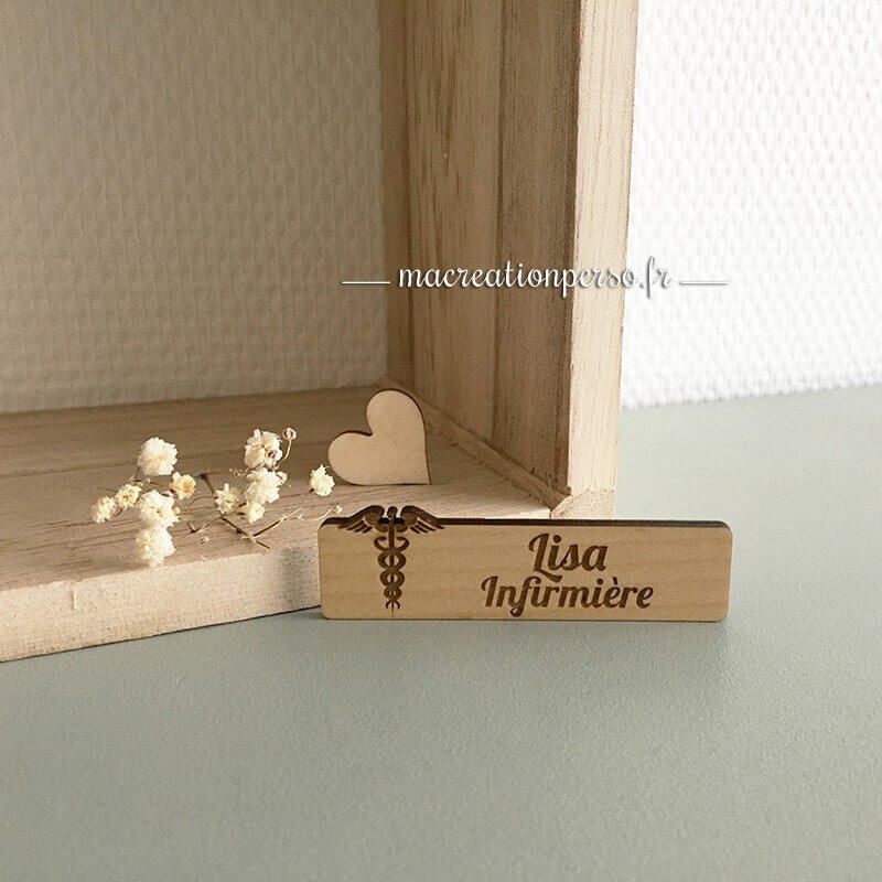Badge Infirmière / Infirmier personnalisé en bois face avant