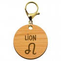Signe astrologique du lion sur porte clé en bois