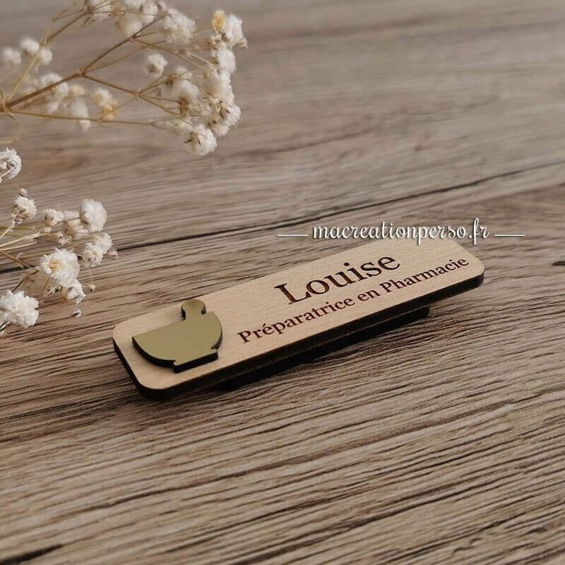 Insigne magnétique personnalisé en bois Préparateur / Préparatrice en pharmacie avec prénom Louise