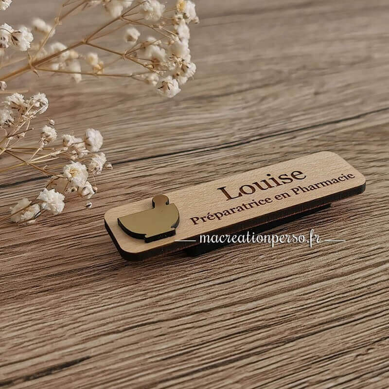 Badge aimanté personnalisé en bois Préparatrice en pharmacie