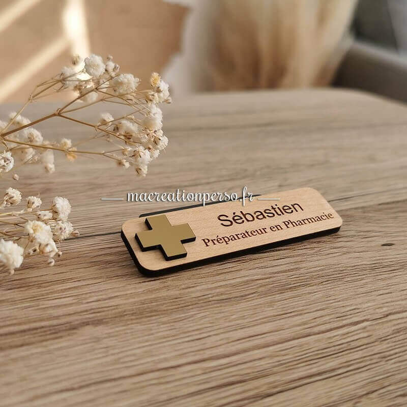 Badge en bois avec croix de pharmacie or personnalisé - macreationperso