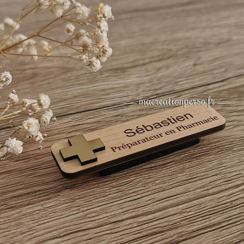 Badge magnétique croix de pharmacie personnalisé en bois et doré 