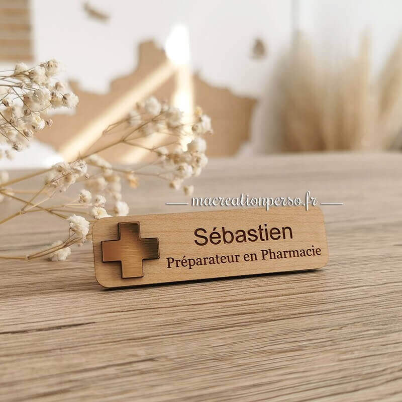 Badge préparateur en pharmacie en bois avec croix doré et prénom Sébastien
