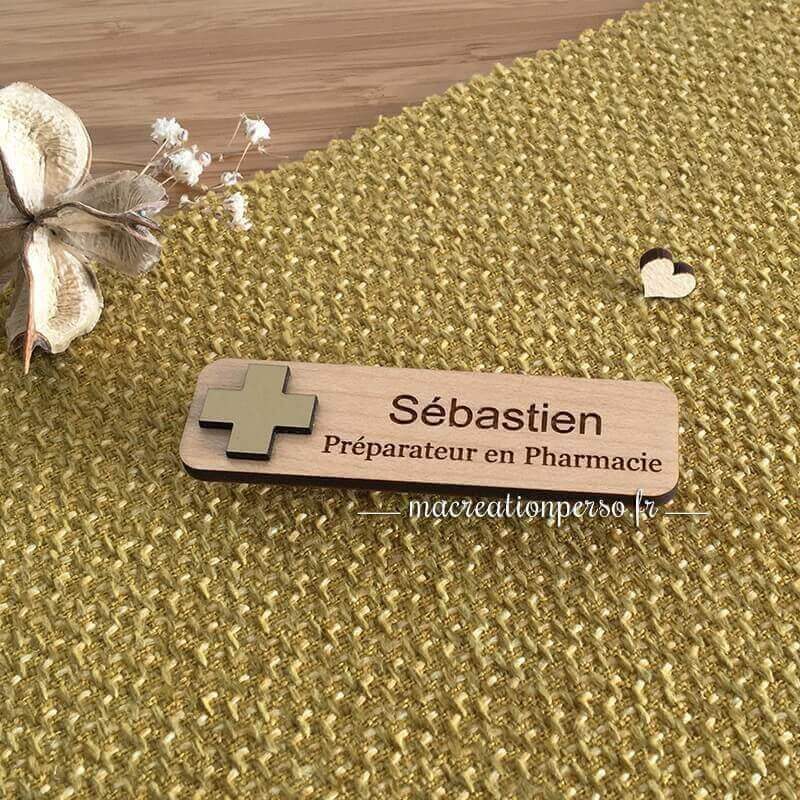 Badge en bois personnalisé Sébastien préparateur en pharmacie avec croix doré
