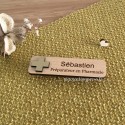 Badge en bois personnalisé Sébastien préparateur en pharmacie avec croix doré