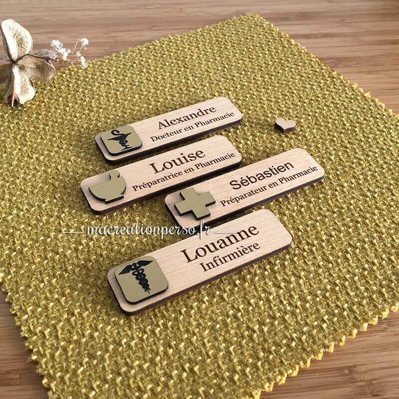 Quatre badges métiers santé personnalisé en bois et doré