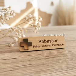 Insigne en bois et croix doré préparateur en pharmacie gravé prénom Sébastien