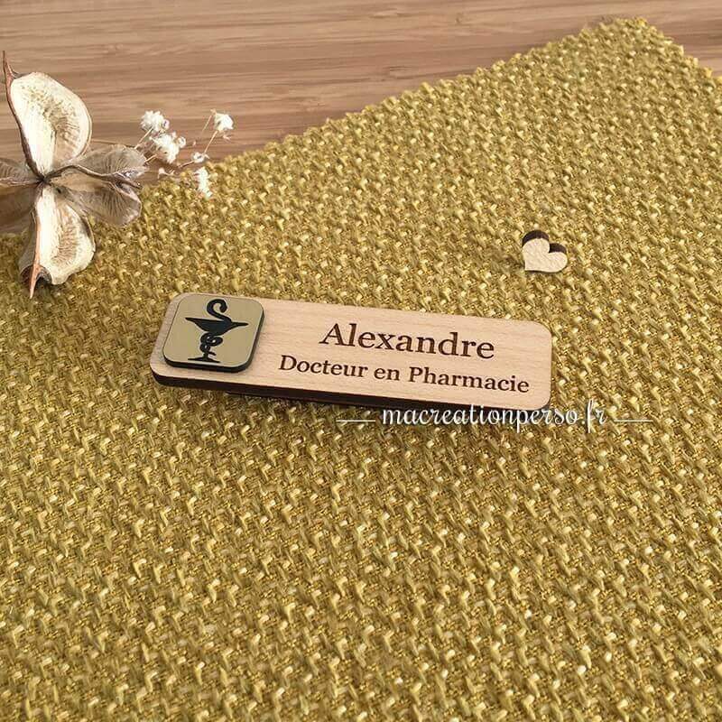 Badge en bois docteur en pharmacie gravé Alexandre avec caducée noir et dorée