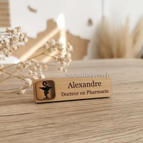 Insigne en bois de docteur en pharmacie gravé avec prénom Alexandre