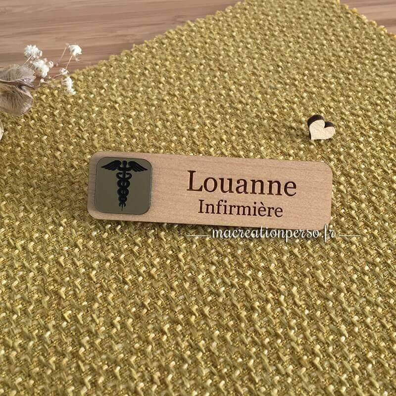 Badge métier Infirmière Infirmier personnalisé bi-matière en bois et or 