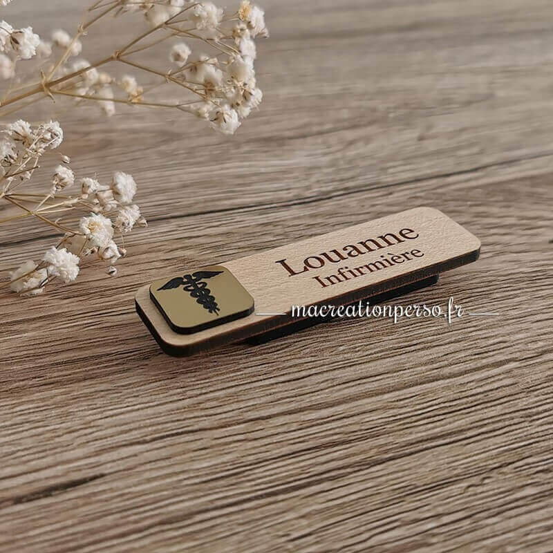 Insigne métier Infirmière gravé en bois et or - macreationperso