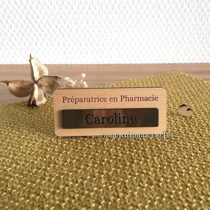 Badge à personnaliser en bois et Prénom sur plaque dorée - macreationperso