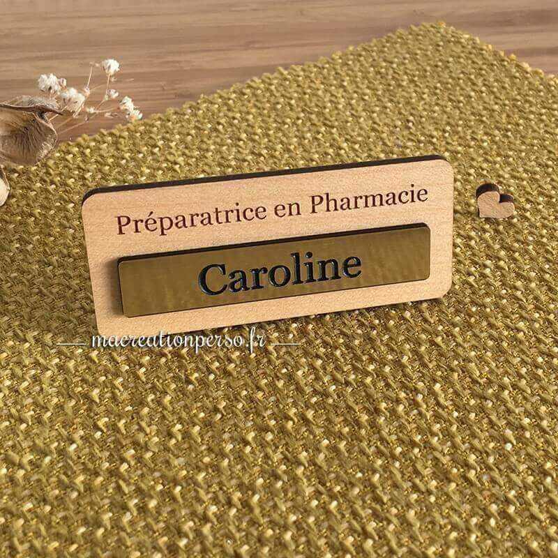Badge préparatrice en pharmacie en bois  avec prénom gravé sur plaque dorée 