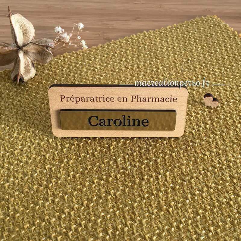 Insigne en bois personnalisé avec prénom préparateur en pharmacie