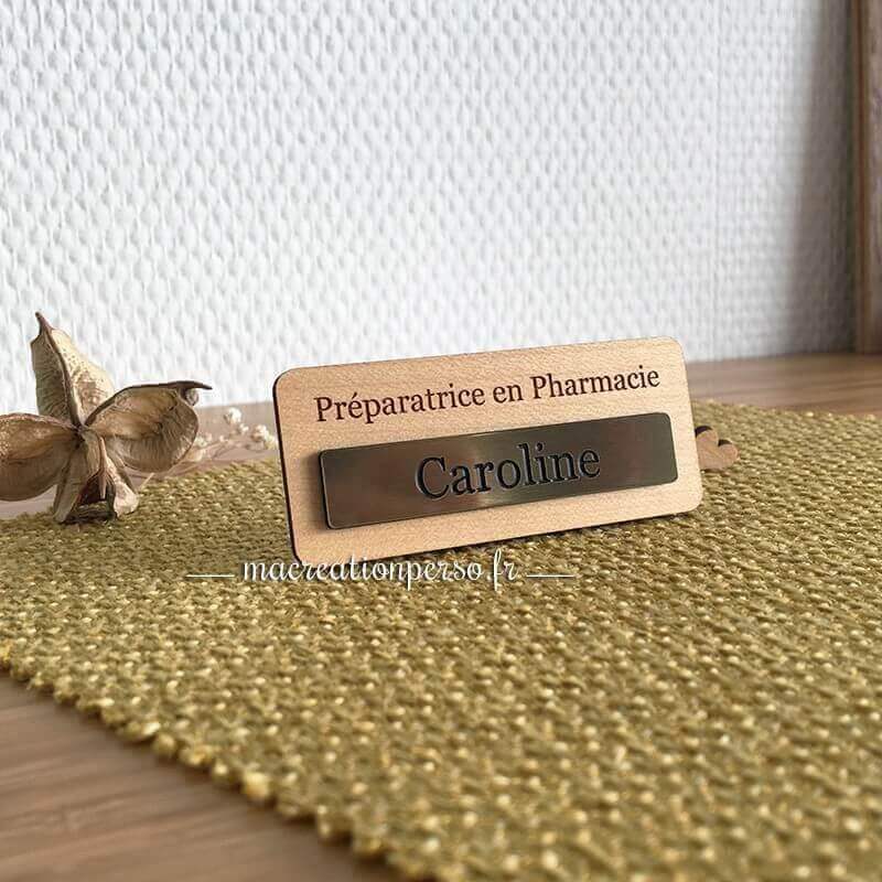 Badge bi-matière bois et acrylique or pour préparatrice en pharmacie