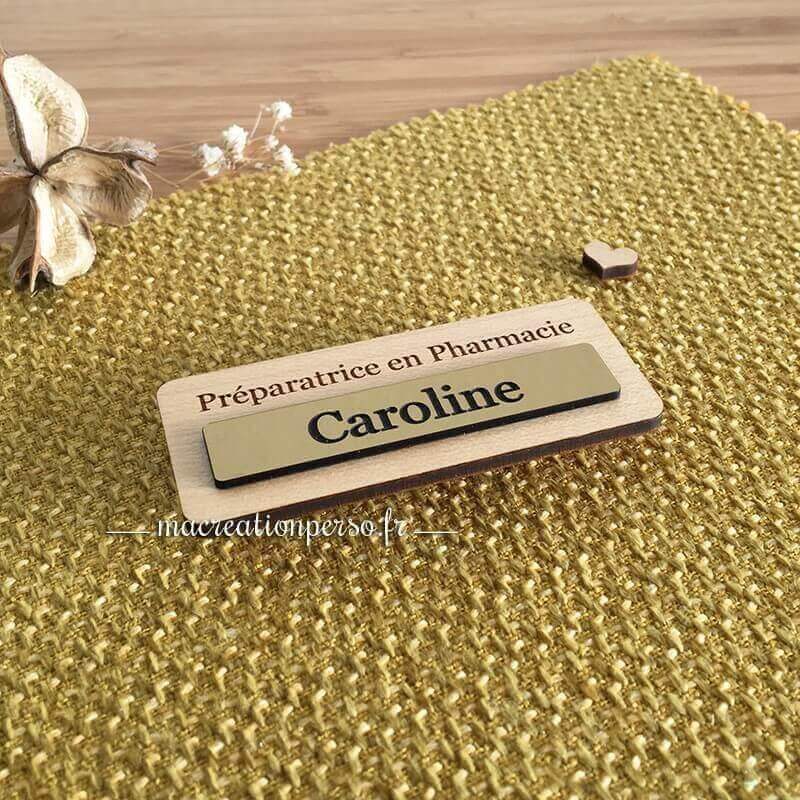 Insigne en bois de pharmacie marqué Caroline sur plaque dorée