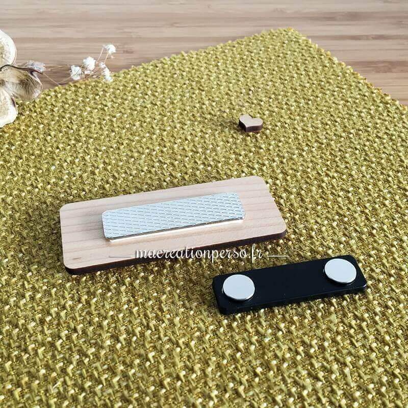 Coté aimanté du badge en bois 