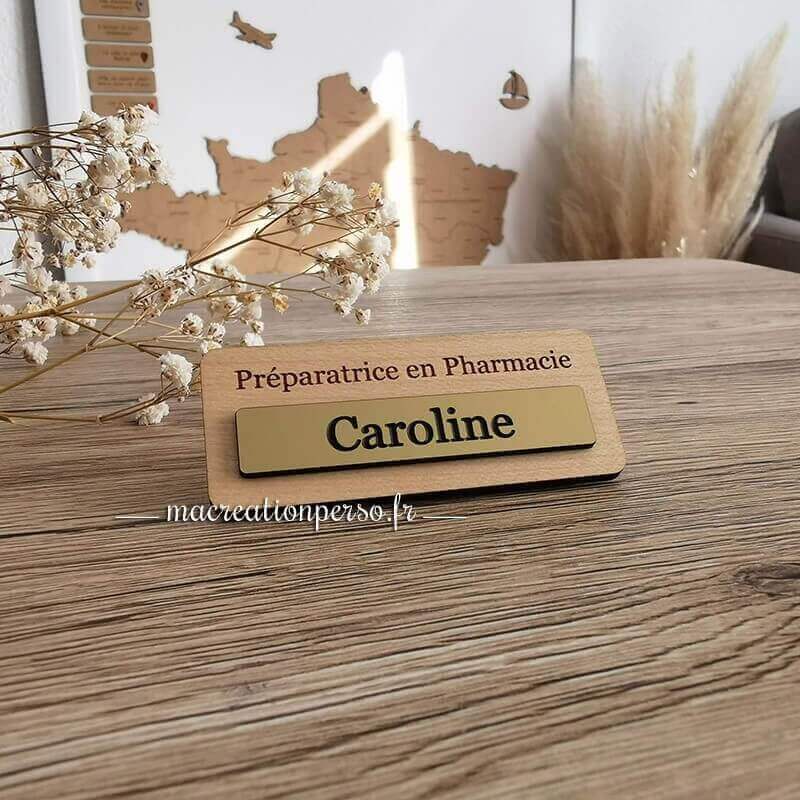 Badge préparatrice en pharmacie original en bois