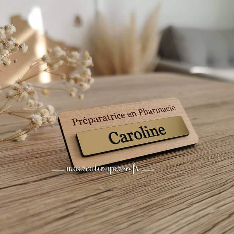 Badge préparatrice en pharmacie aimanté en bois avec prénom Caroline