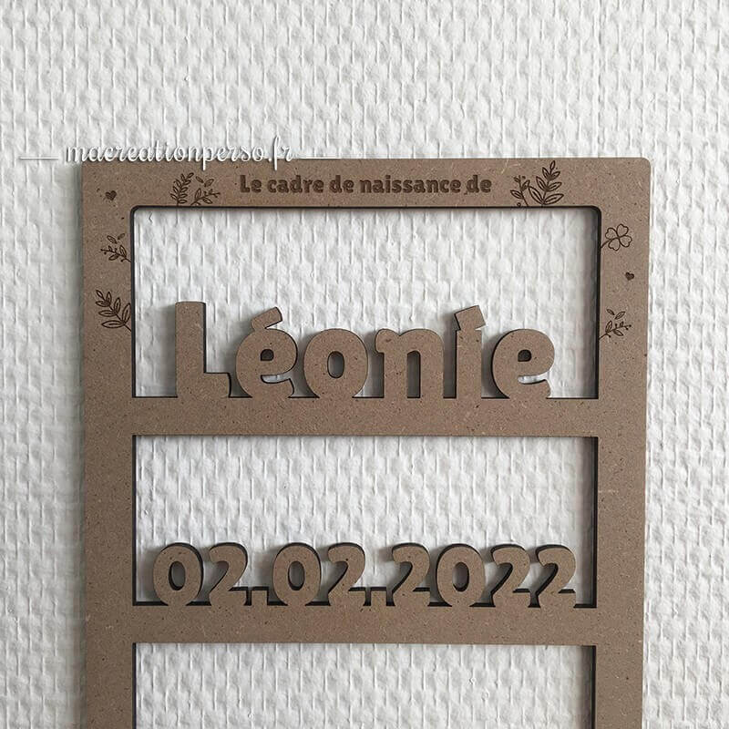 Création en bois gravée avec informations de naissance