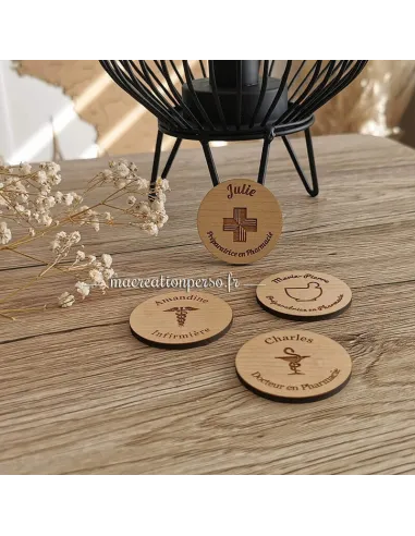 Ensemble de quatre badges rond en bois métiers santé