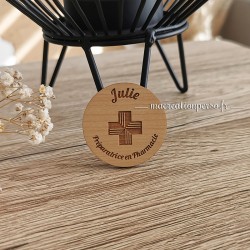 Badge prénom Julie rond en bois préparatrice en pharmacie