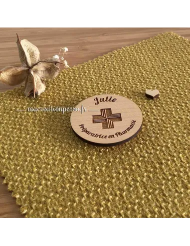 Face avant du badge rond en bois avec croix de Pharmacie gravée
