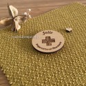 Face avant du badge rond en bois avec croix de Pharmacie gravée 