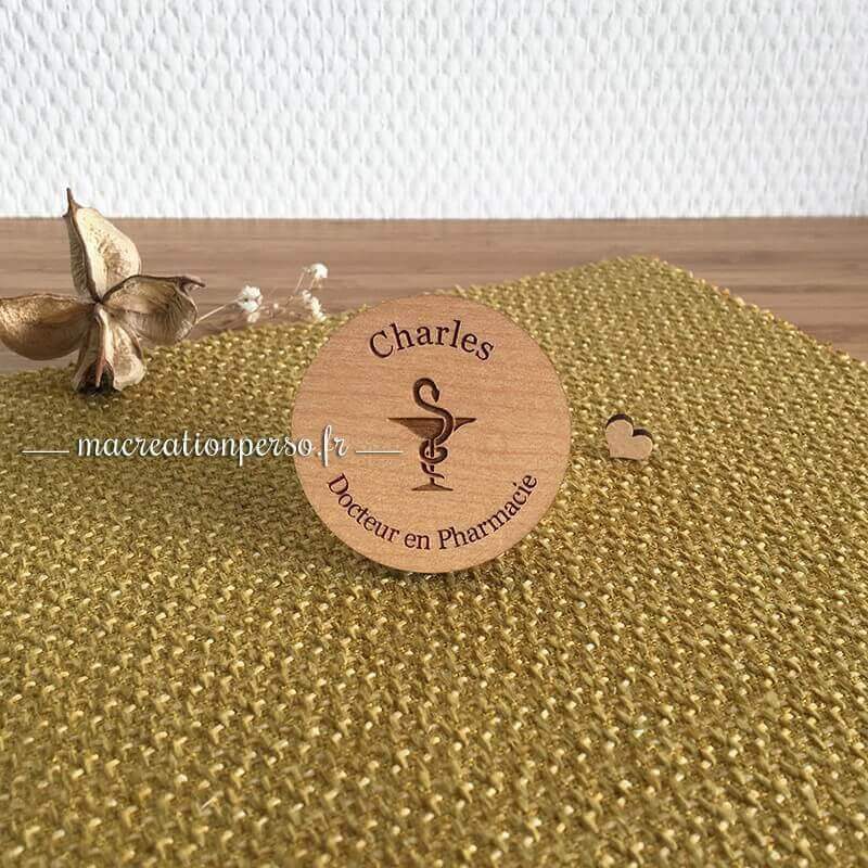 Badge rond docteur en pharmacie en bois personnalisé - macreationperso