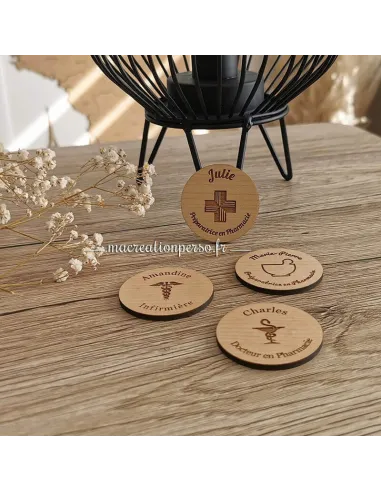 Ensemble de quatre badges rond en bois métiers de la santé