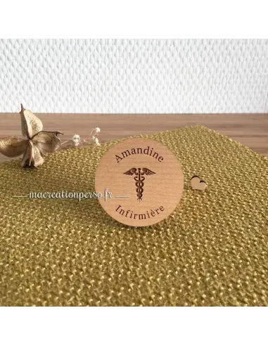 Badge rond infirmière en bois personnalisé - macreationperso