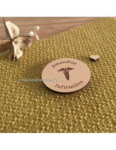 Recto du Badge rond Infirmière en bois personnalisable