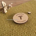 Recto du Badge rond Infirmière en bois personnalisable