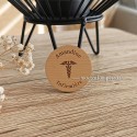 Face avant du badge rond infirmière en bois avec caducée