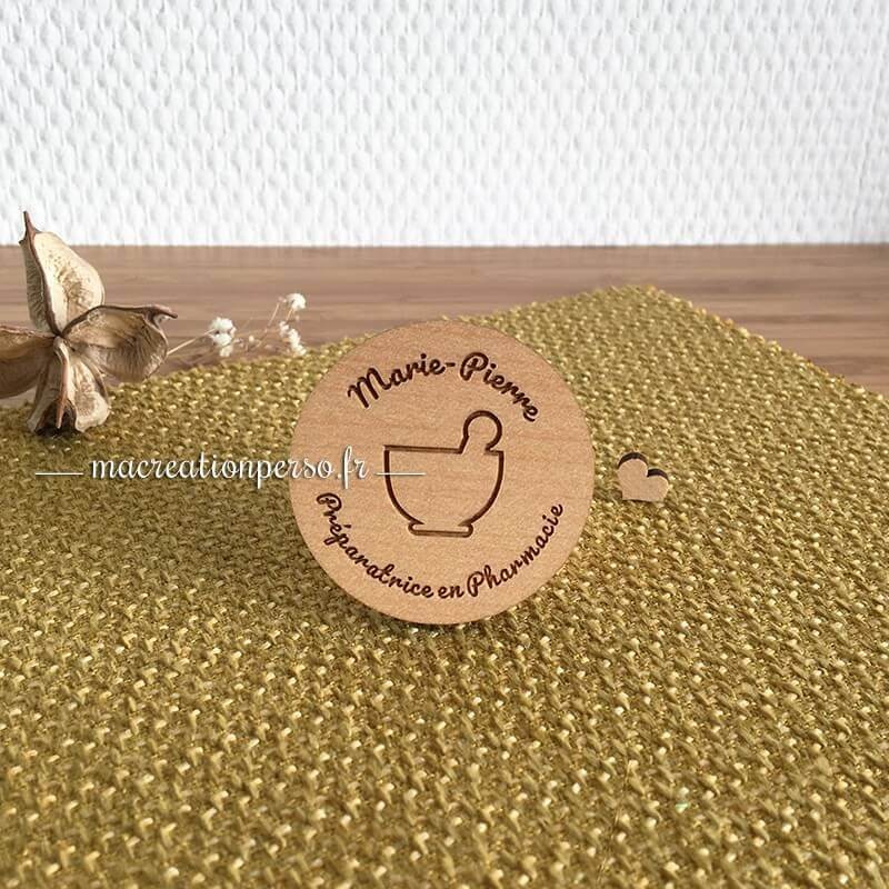 Face avant du badge rond préparatrice en pharmacie en bois avec caducée