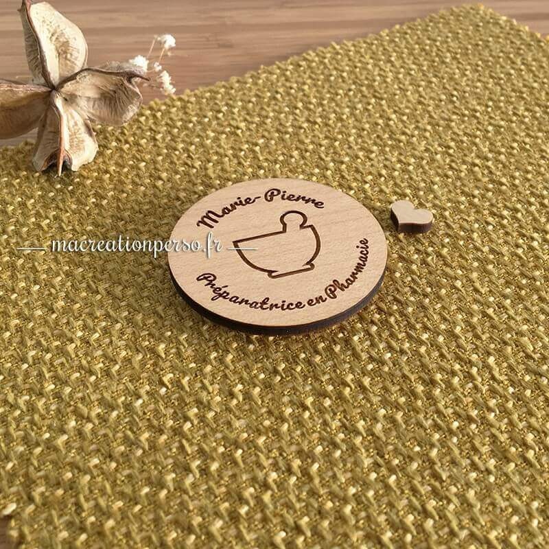Recto du Badge rond préparateur en pharmacie en bois personnalisable