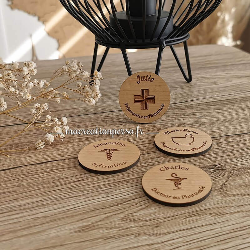 Ensemble de quatre badges en bois rond métiers de la santé