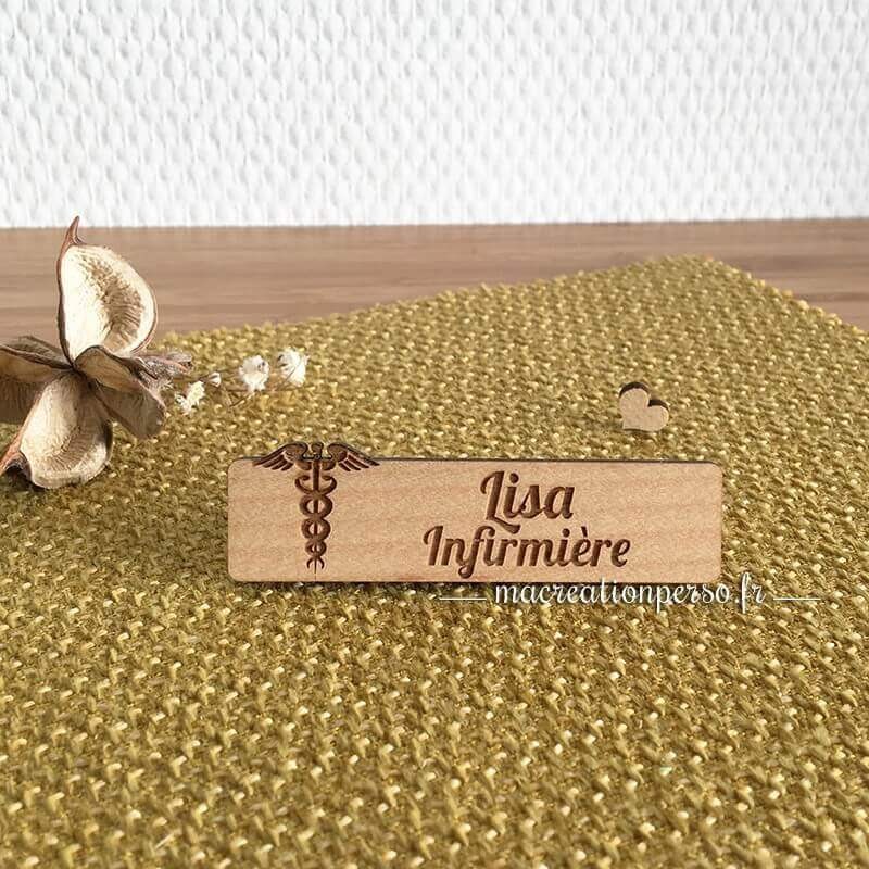Recto du badge en bois Infirmière / Infirmier personnalisé