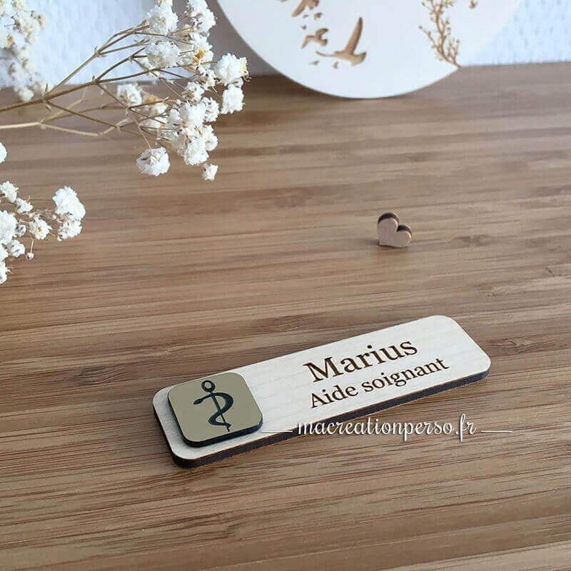 Badge aide soignant personnalisé en bois et or 