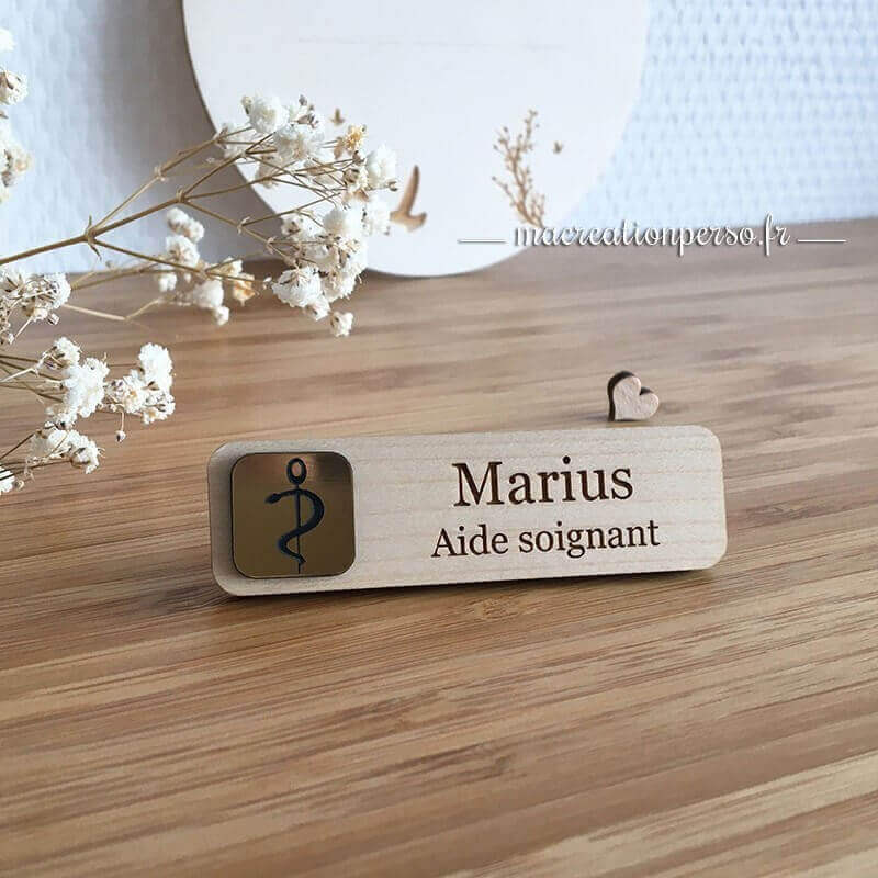 Insigne pour blouse aide soignant en bois et acrylique or